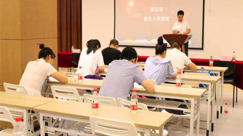 在选择成人高考辅导班时，可以从以下几个方面来参考价格：