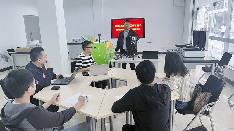 在电工培训中，理论课与实操课的时间分配应遵循以下原则：